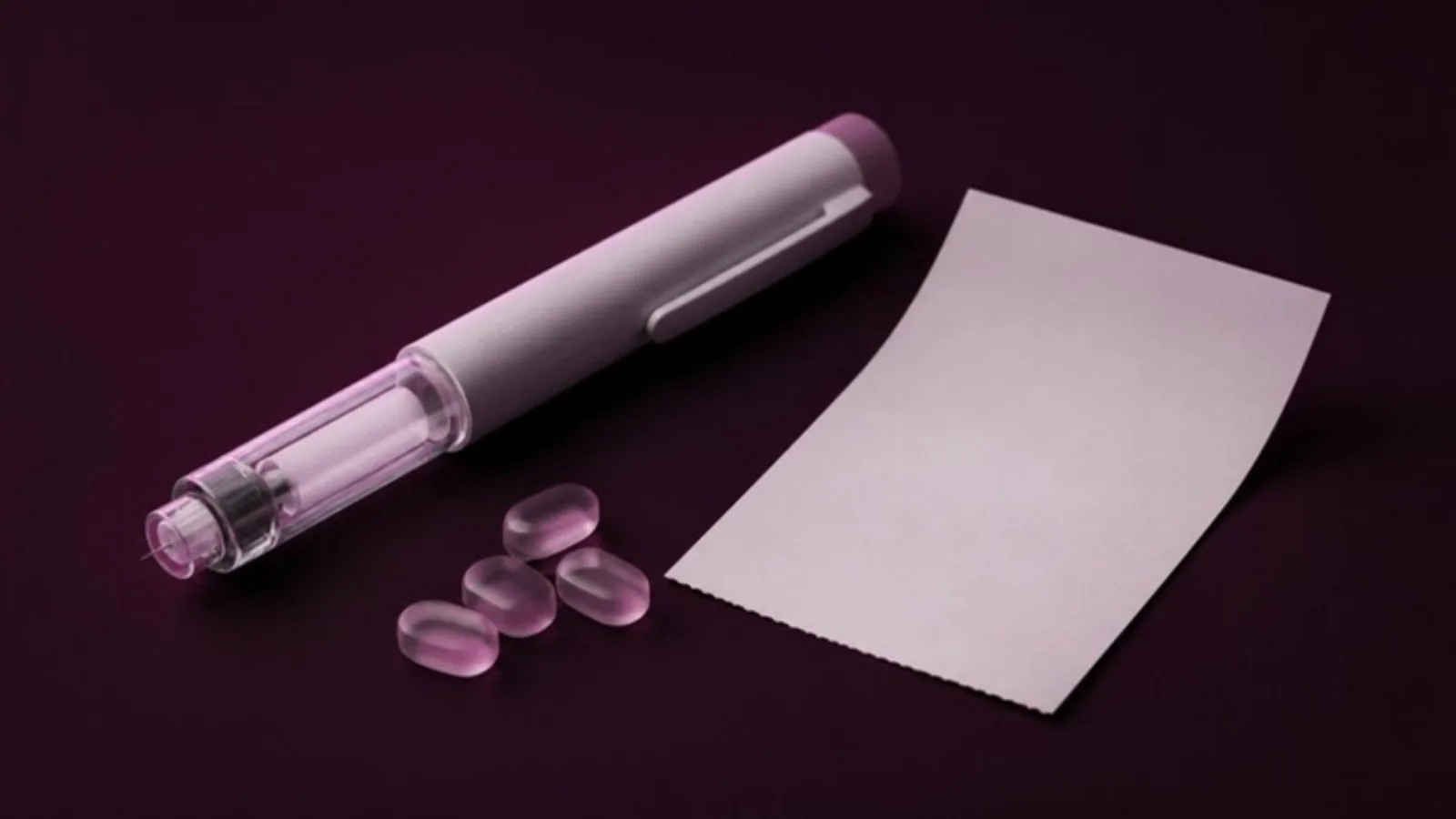 Pluma inyectora y tabletas junto a un recibo en blanco